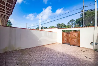 Casa - Térrea com 2 dormitórios (sendo 1 suite(s)) a 2,00 metros praia.