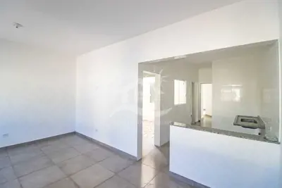 Casa - Térrea com 2 dormitórios (sendo 1 suite(s)) a 2,00 metros praia.