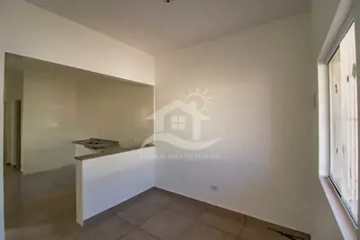 Casa - Térrea com 2 dormitórios (sendo 1 suite(s)) a 2,00 metros praia.