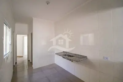 Casa - Térrea com 2 dormitórios (sendo 1 suite(s)) a 2,00 metros praia.