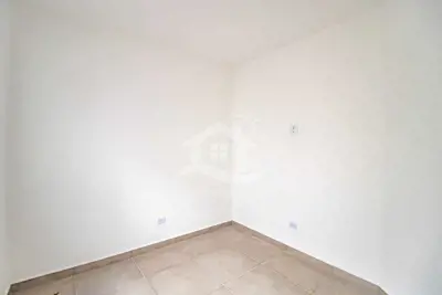 Casa - Térrea com 2 dormitórios (sendo 1 suite(s)) a 2,00 metros praia.
