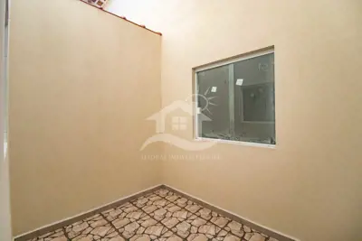 Casa - Térrea com 2 dormitórios (sendo 1 suite(s)) a 2,00 metros praia.