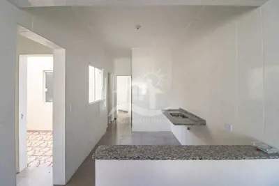 Casa - Térrea com 2 dormitórios (sendo 1 suite(s)) a 2,00 metros praia.