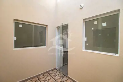 Casa - Térrea com 2 dormitórios (sendo 1 suite(s)) a 2,00 metros praia.