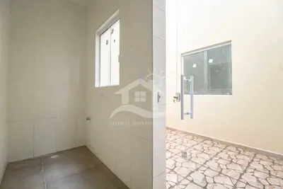 Casa - Térrea com 2 dormitórios (sendo 1 suite(s)) a 2,00 metros praia.
