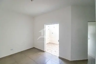 Casa - Térrea com 2 dormitórios (sendo 1 suite(s)) a 2,00 metros praia.