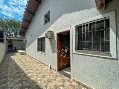 Casa - Térrea com 3 quartos (sendo 1 suite(s)) a 400,00 metros praia.