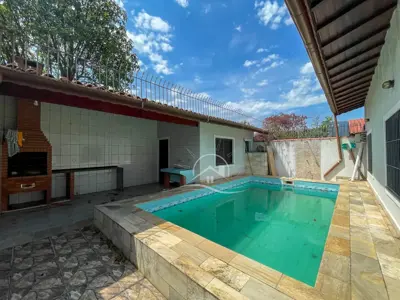 Casa - Térrea com 3 quartos (sendo 1 suite(s)) a 400,00 metros praia.