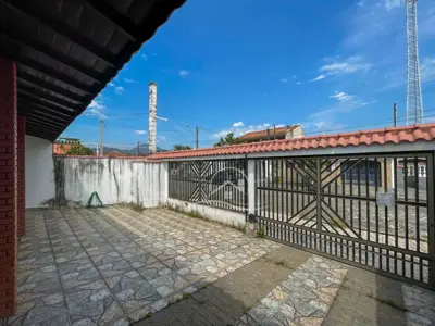 Casa - Térrea com 3 quartos (sendo 1 suite(s)) a 400,00 metros praia.