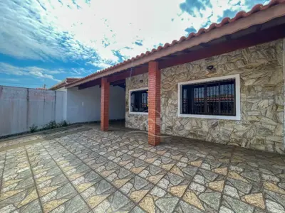 Casa - Térrea com 3 quartos (sendo 1 suite(s)) a 400,00 metros praia.