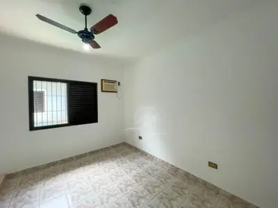 Casa - Térrea com 3 quartos (sendo 1 suite(s)) a 400,00 metros praia.