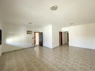 Casa - Térrea com 3 quartos (sendo 1 suite(s)) a 400,00 metros praia.