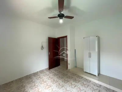 Casa - Térrea com 3 quartos (sendo 1 suite(s)) a 400,00 metros praia.