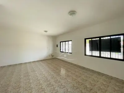Casa - Térrea com 3 quartos (sendo 1 suite(s)) a 400,00 metros praia.