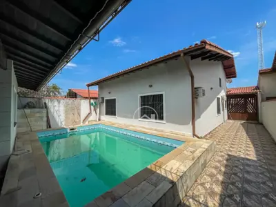 Casa - Térrea com 3 quartos (sendo 1 suite(s)) a 400,00 metros praia.