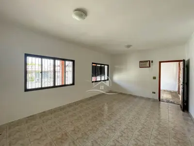Casa - Térrea com 3 quartos (sendo 1 suite(s)) a 400,00 metros praia.