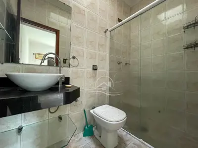 Casa - Térrea com 3 quartos (sendo 1 suite(s)) a 400,00 metros praia.