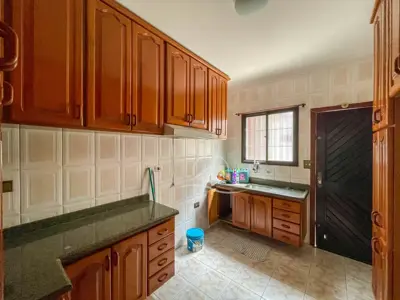 Casa - Térrea com 3 quartos (sendo 1 suite(s)) a 400,00 metros praia.