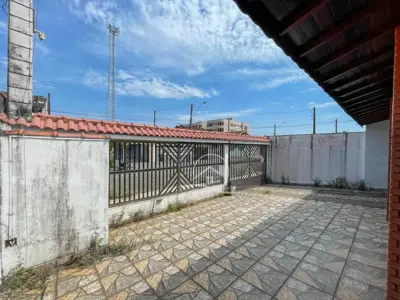 Casa - Térrea com 3 quartos (sendo 1 suite(s)) a 400,00 metros praia.
