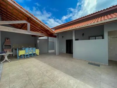 Casa - Sobrado com 4 dormitórios (sendo 4 suite(s)) a 0,00 metros praia.