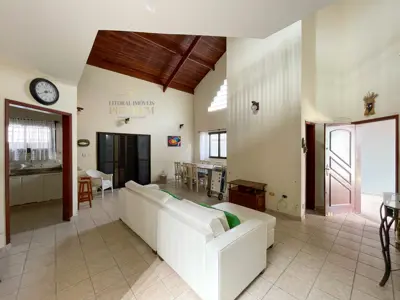 Casa - Sobrado com 4 dormitórios (sendo 4 suite(s)) a 0,00 metros praia.
