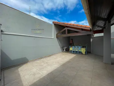 Casa - Sobrado com 4 dormitórios (sendo 4 suite(s)) a 0,00 metros praia.