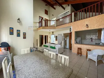 Casa - Sobrado com 4 dormitórios (sendo 4 suite(s)) a 0,00 metros praia.