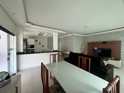 Casa - Térrea com 3 quartos (sendo 3 suite(s)) a 0,00 metros praia.