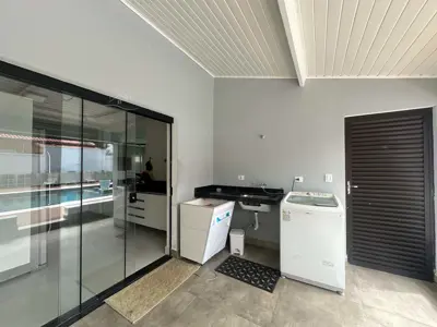 Casa - Térrea com 3 quartos (sendo 3 suite(s)) a 0,00 metros praia.