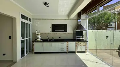 Casa - Sobrado com 4 quartos (sendo 4 suite(s)) a 1000,00 metros praia.