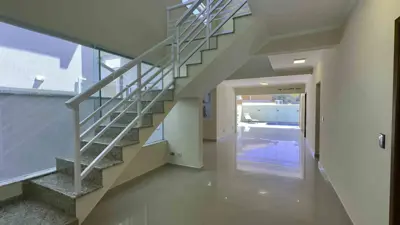 Casa - Sobrado com 4 quartos (sendo 4 suite(s)) a 1000,00 metros praia.