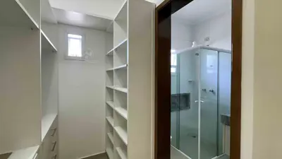 Casa - Sobrado com 4 quartos (sendo 4 suite(s)) a 1000,00 metros praia.
