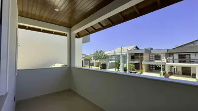 Casa - Sobrado com 4 quartos (sendo 4 suite(s)) a 1000,00 metros praia.