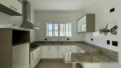 Casa - Sobrado com 4 quartos (sendo 4 suite(s)) a 1000,00 metros praia.
