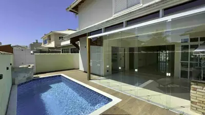Casa - Sobrado com 4 quartos (sendo 4 suite(s)) a 1000,00 metros praia.