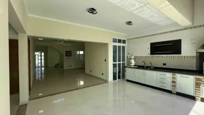 Casa - Sobrado com 4 quartos (sendo 4 suite(s)) a 1000,00 metros praia.