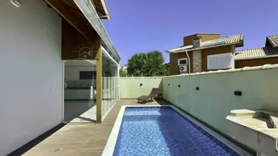 Casa - Sobrado com 4 quartos (sendo 4 suite(s)) a 1000,00 metros praia.