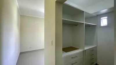 Casa - Sobrado com 4 quartos (sendo 4 suite(s)) a 1000,00 metros praia.