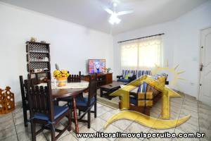 Casa - Térrea com Edícula com 3 dormitórios (sendo 1 suite(s)) a 700,00 metros praia.