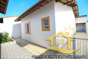 Casa - Térrea com Edícula com 3 dormitórios (sendo 1 suite(s)) a 700,00 metros praia.