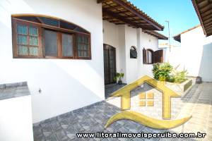 Casa - Térrea com Edícula com 3 dormitórios (sendo 1 suite(s)) a 700,00 metros praia.