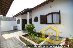 Casa - Térrea com Edícula com 3 dormitórios (sendo 1 suite(s)) a 700,00 metros praia.