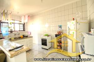 Casa - Térrea com Edícula com 3 dormitórios (sendo 1 suite(s)) a 700,00 metros praia.