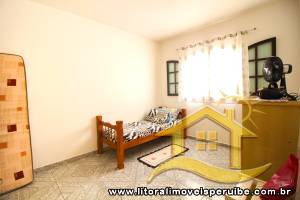 Casa - Térrea com Edícula com 3 dormitórios (sendo 1 suite(s)) a 700,00 metros praia.