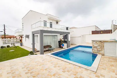 Casa - Sobrado com 4 dormitórios (sendo 4 suite(s)) a 200,00 metros praia.