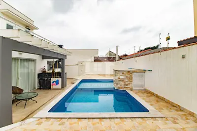 Casa - Sobrado com 4 dormitórios (sendo 4 suite(s)) a 200,00 metros praia.