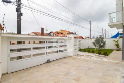 Casa - Sobrado com 4 dormitórios (sendo 4 suite(s)) a 200,00 metros praia.