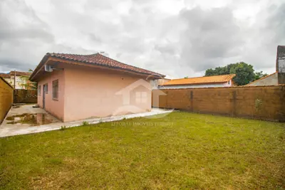 Casa - Térrea com 2 dormitórios (sendo 1 suite(s)) a 1800,00 metros praia.