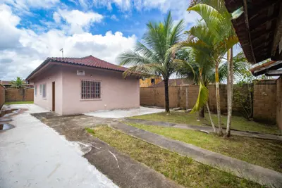 Casa - Térrea com 2 dormitórios (sendo 1 suite(s)) a 1800,00 metros praia.