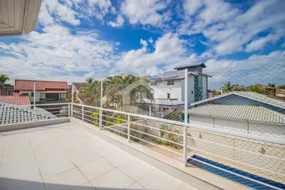 Casa - Sobrado com 5 dormitórios (sendo 5 suite(s)) a 500,00 metros praia.